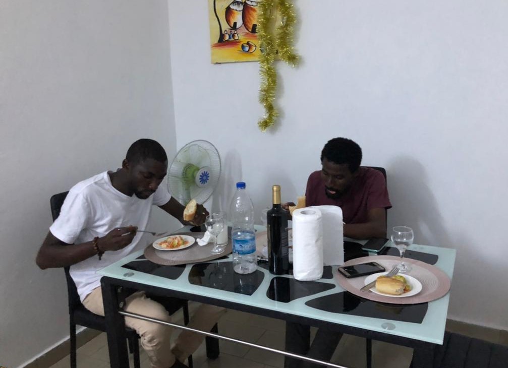 An 1 de Infos d’Ivoire / Direction, rédaction et invités célèbrent la cohésion autour d’un dîner