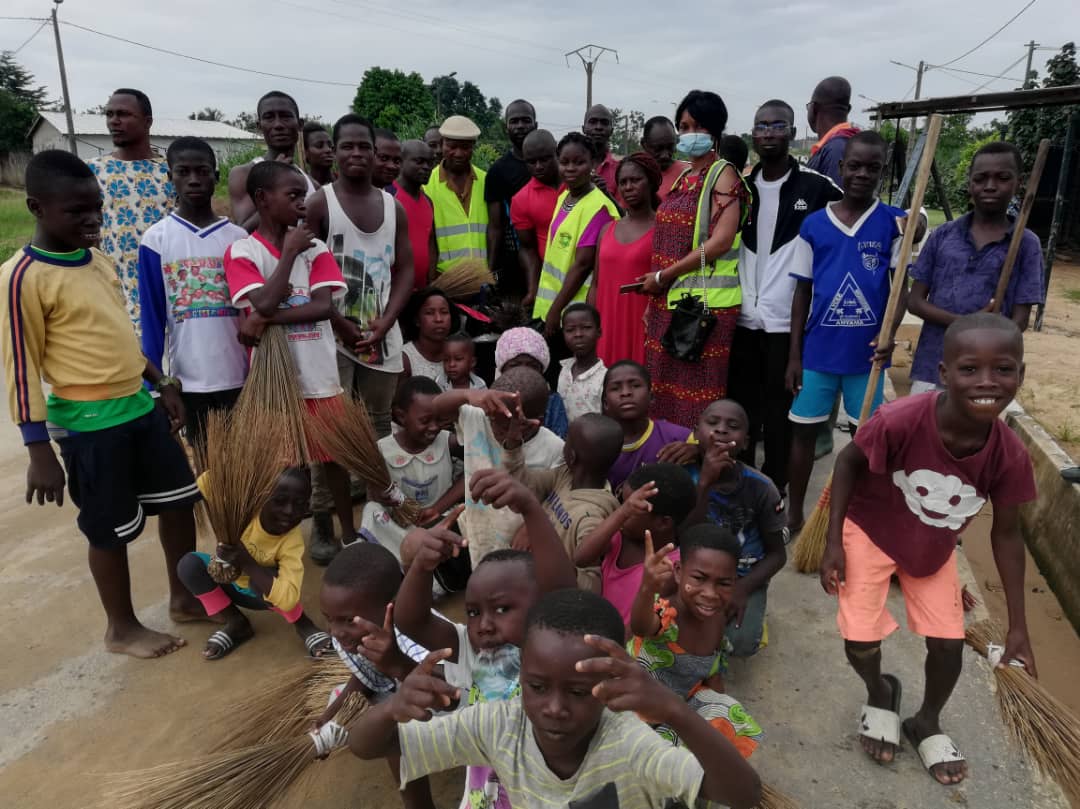Opération grand ménage / Le ministère de la Salubrité aux côtés de la population d'Anyama-Ahouabo