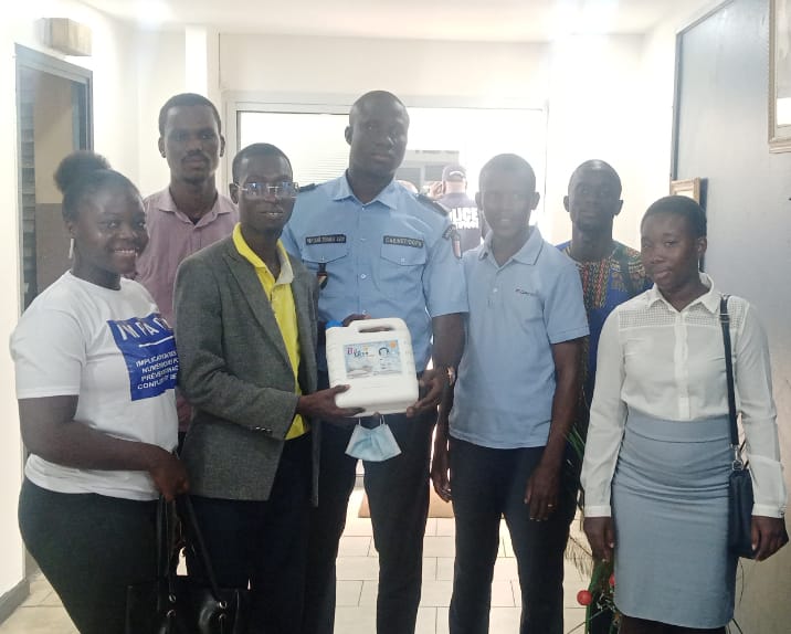 Un an de Infos d’Ivoire / Le média offre 144 litres d’eau de javel au directeur général de la police