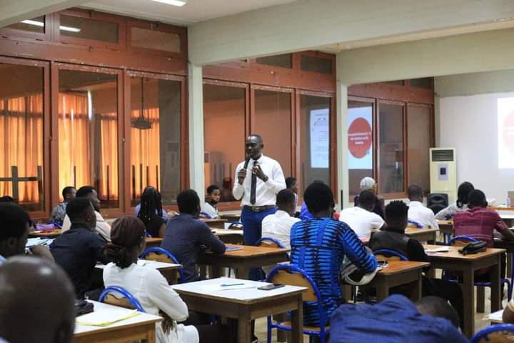 Techniques rédactionnelles en entreprise / ‘‘Choose Me’’ forme des étudiants et chercheurs d’emploi