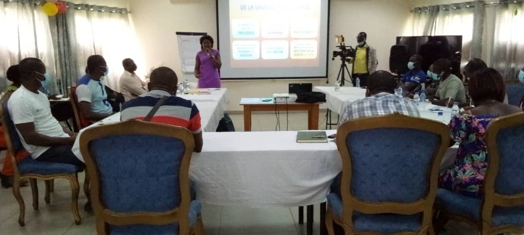 Education parent-enfant / Parents et professionnels échangent sur les problématiques relationnelles