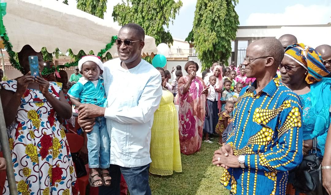 Arbre de Noël à Abengourou / Le maire ‘’gâte’’ les enfants de sa commune et les invite à dire NON à la Drogue