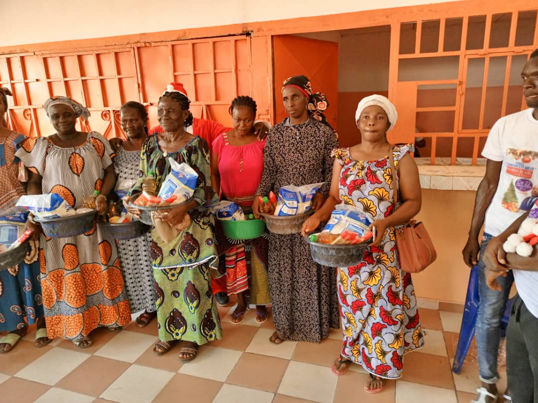 Arbre de Noël 2022 à Bangolo / L’ONG Pardon est mieux et ses partenaires donnent de la joie à des mamans et à plus de 350 enfants