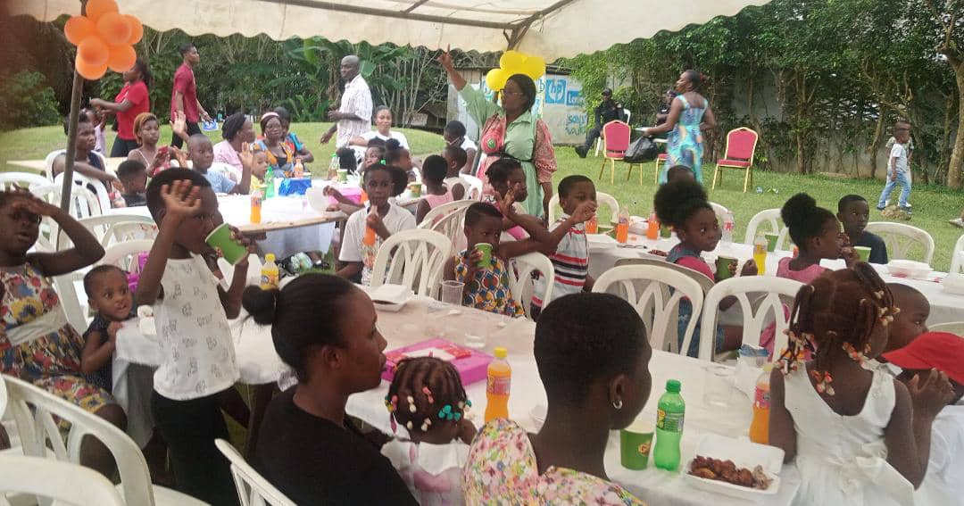 Arbre de Noël à Cocody / Le maire JMY offre des présents aux enfants et aux femmes du quartier du Lycée Technique