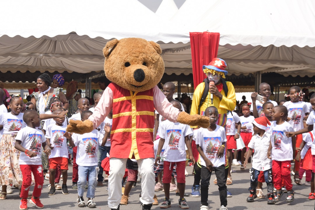 Noël à l’Etat-Major des Armées / L’épouse du CEMGA comble les enfants des 46 soldats détenus au Mali