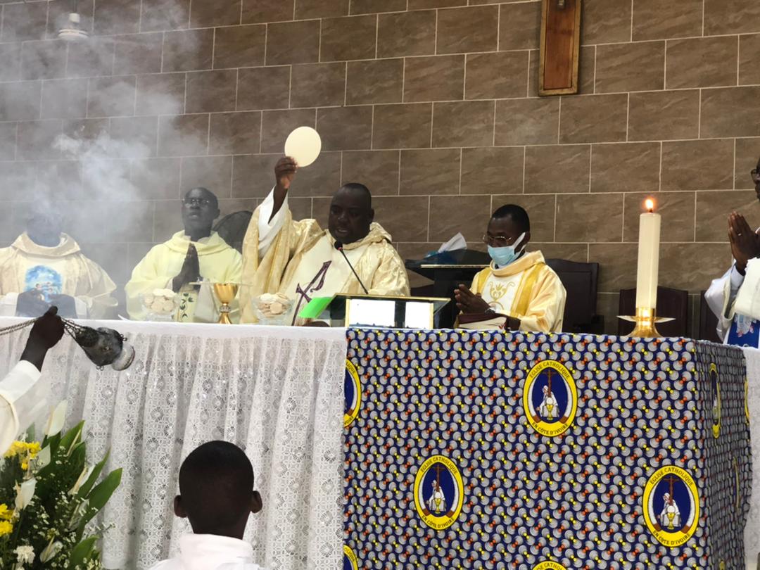 Noces de Crystal à Brofodoumé / Les 15 ans du père Allou Mangré célébrés dans les règles de l’art