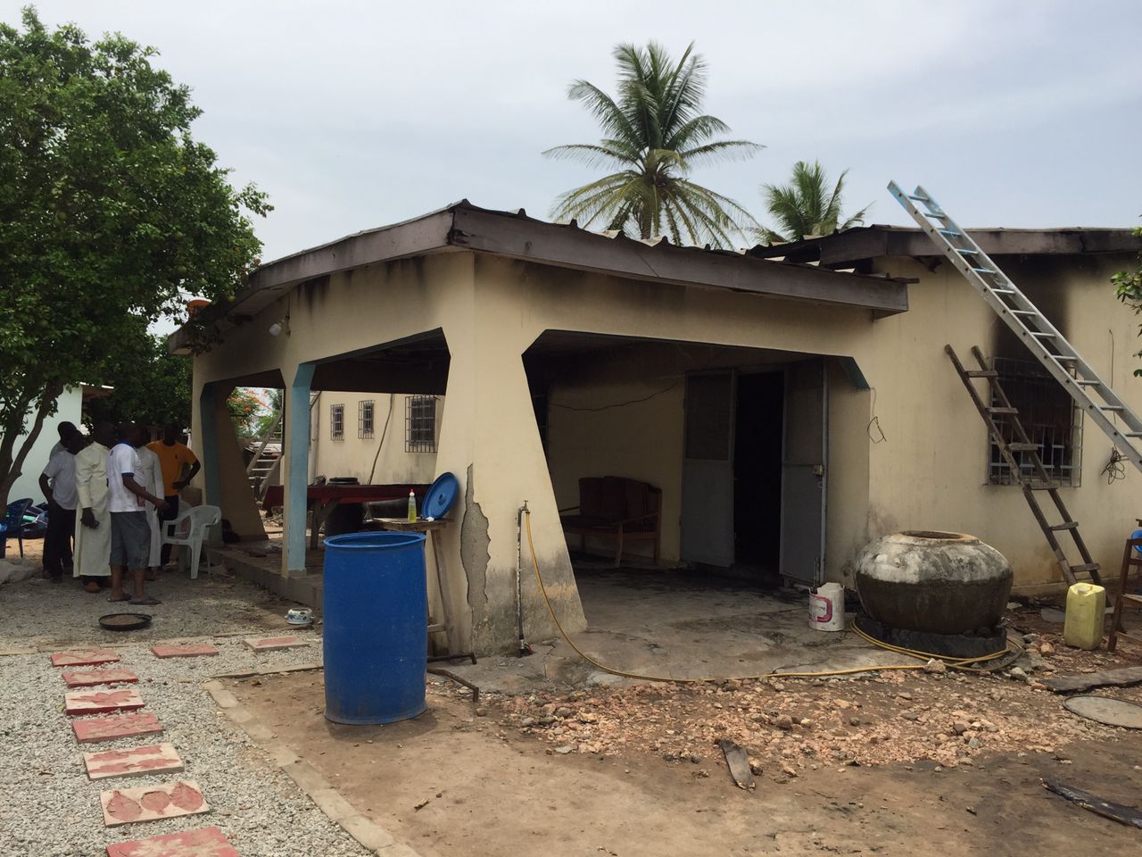 Vendredi de Carême difficile à Tiassalé / Le Presbytère de Pacobo part en fumée, 2 ouvriers meurent