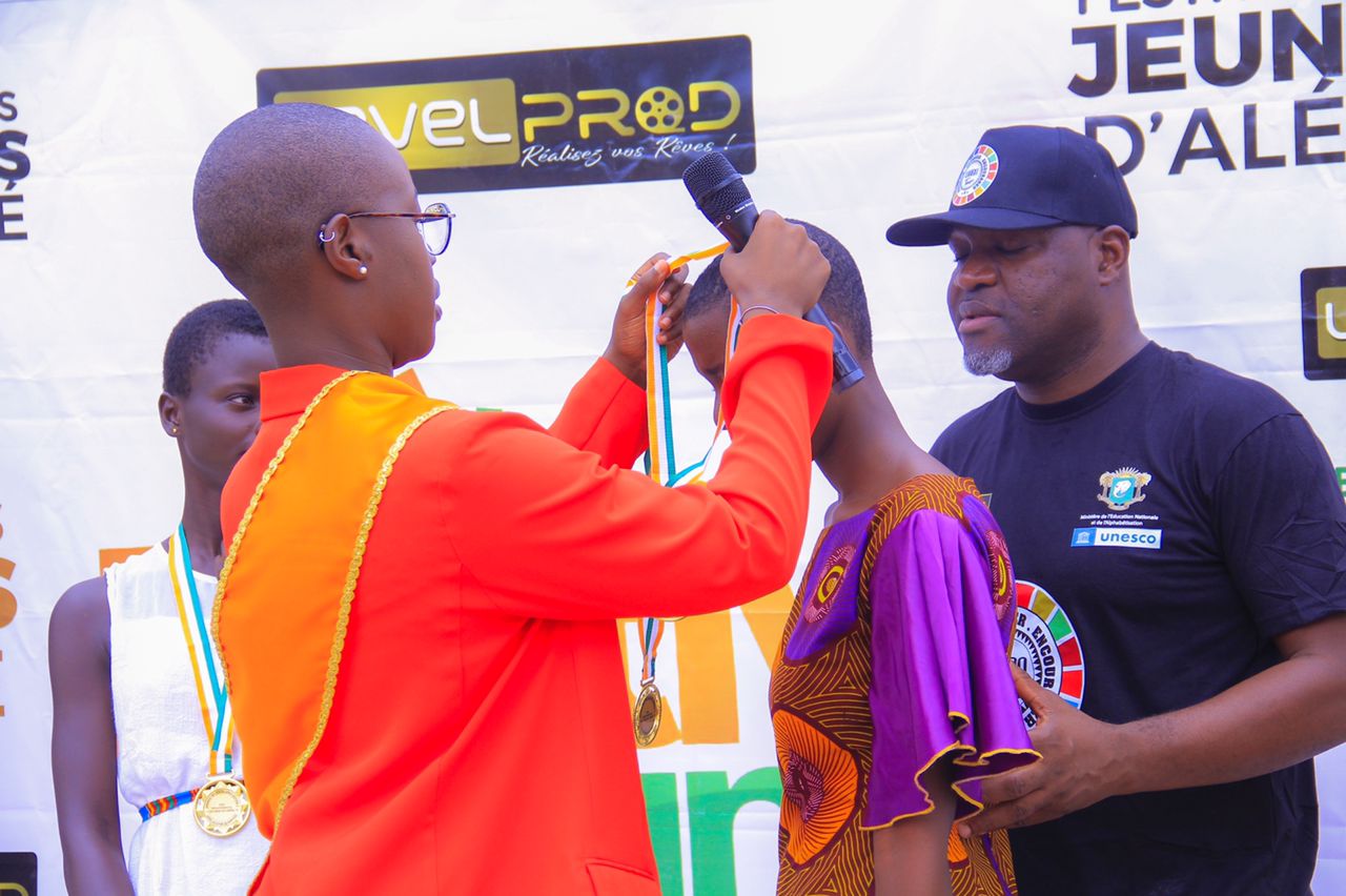 Awards de l’excellence Alépé / Une élève de 6ème remporte le concours Art Oratoire face aux grands