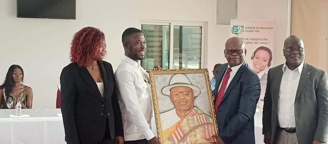 Reconnaissance / L’Ujocci offre un tableau au parrain Bakary Kamara, député de Tiapoum, pour son soutien à la culture