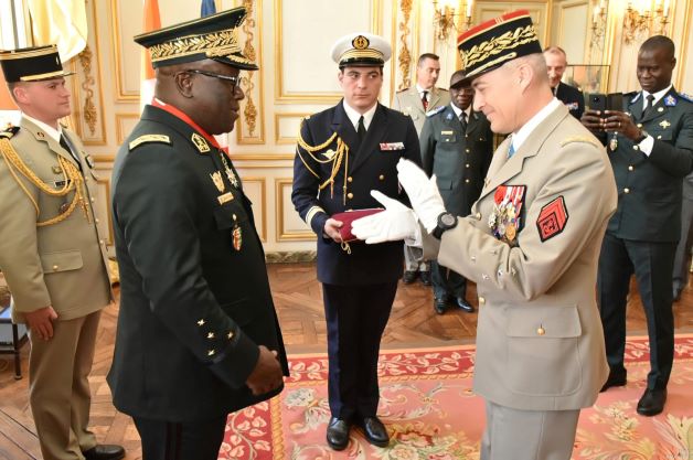 Excellence de l’armée ivoirienne / Le Chef d'Etat-Major Général des Armées fait Commandeur de L'Ordre de la Légion d'Honneur en France