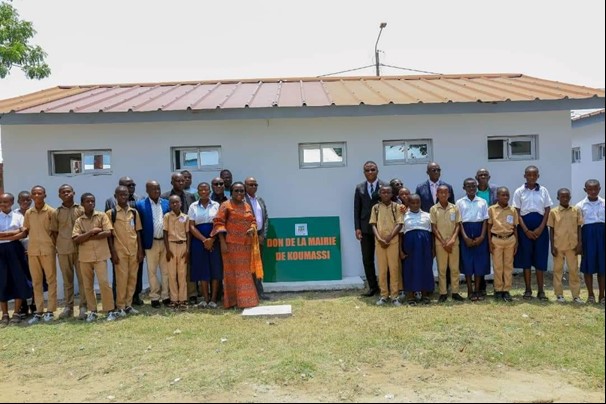 Éducation, santé et protection de l’environnement / Après 4 ans d’attente, Cissé Bacongo dote le Lycée Moderne de Koumassi de 2 blocs sanitaires