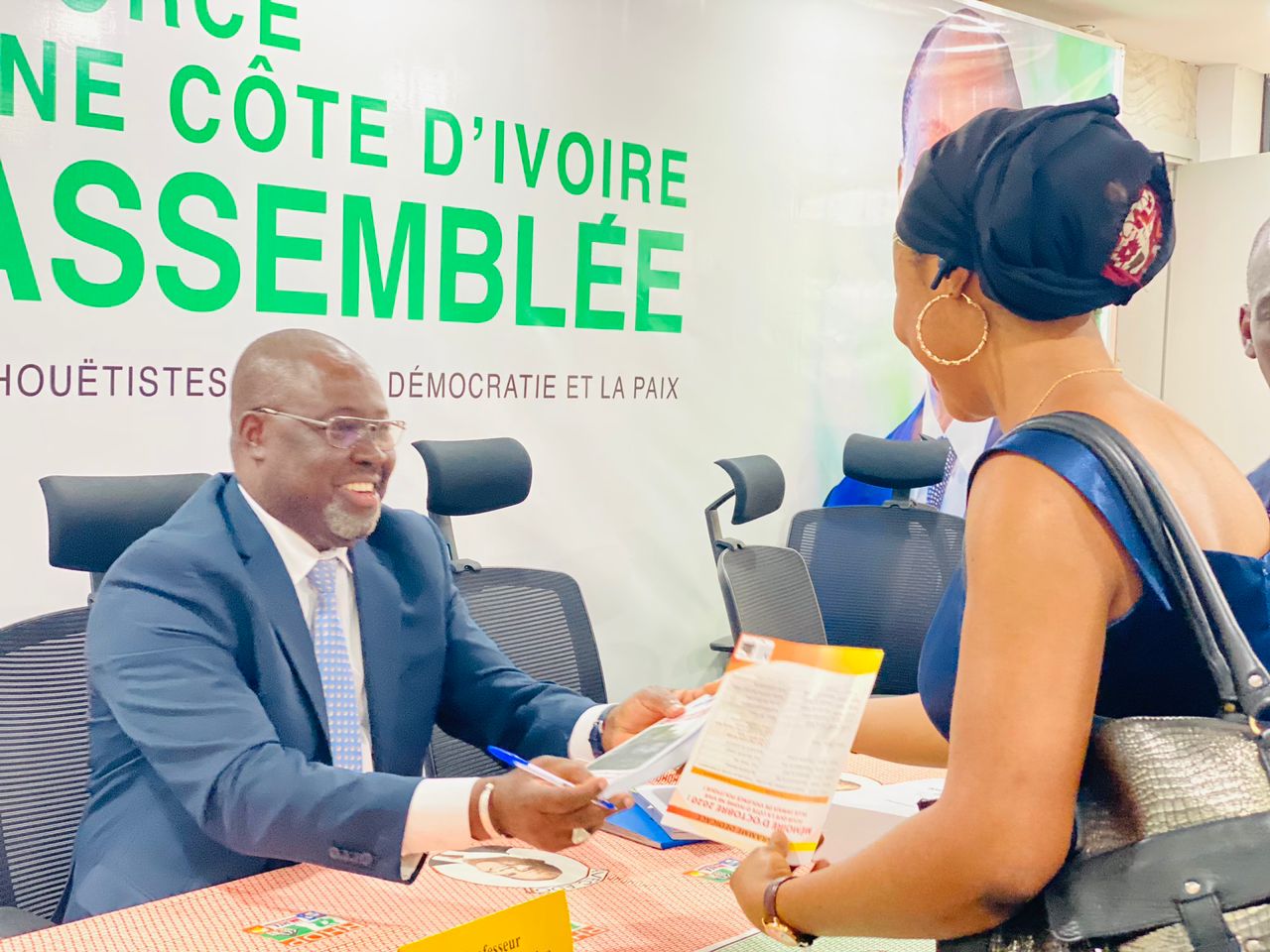 Dédicace de ‘’Mémoire d'octobre 2020’’ / Prof Lacina Coulibaly appelle à la loyauté et à la responsabilité dans le jeu politique