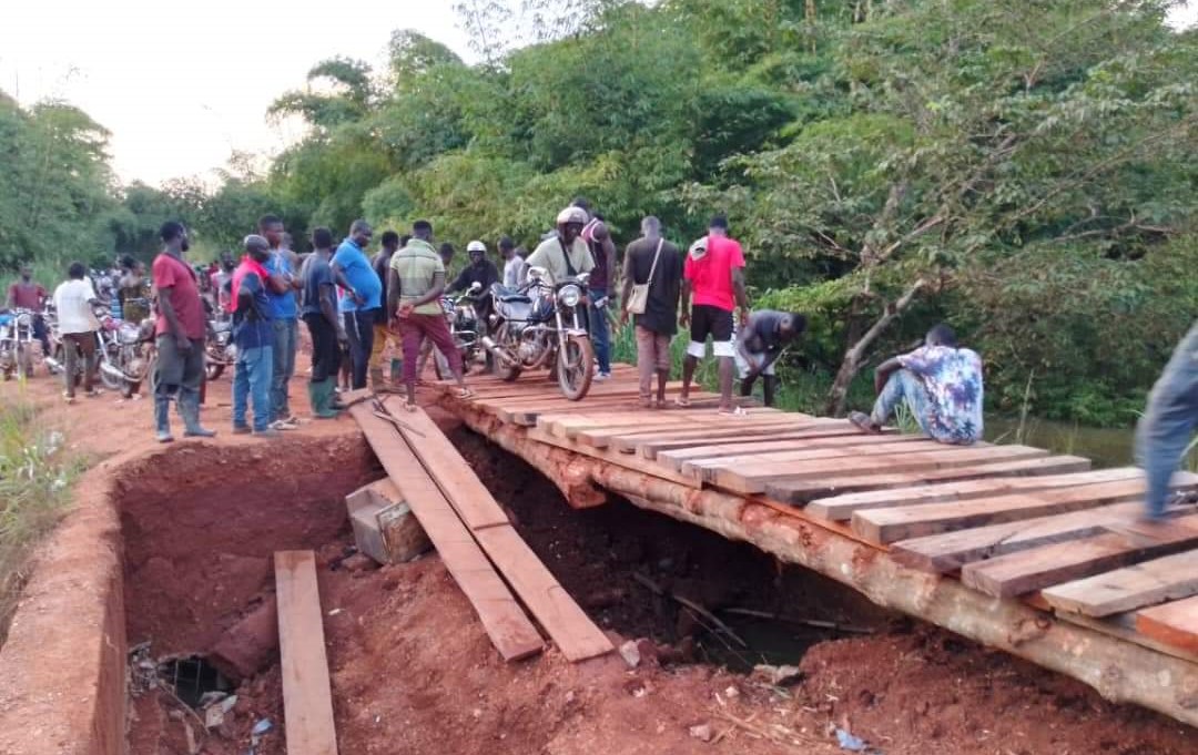 Région de l’Indénié-Djuablin / Des jeunes sauvent l’axe Ebilassokro - Apprompron par un pont de fortune en attendant une solution durable