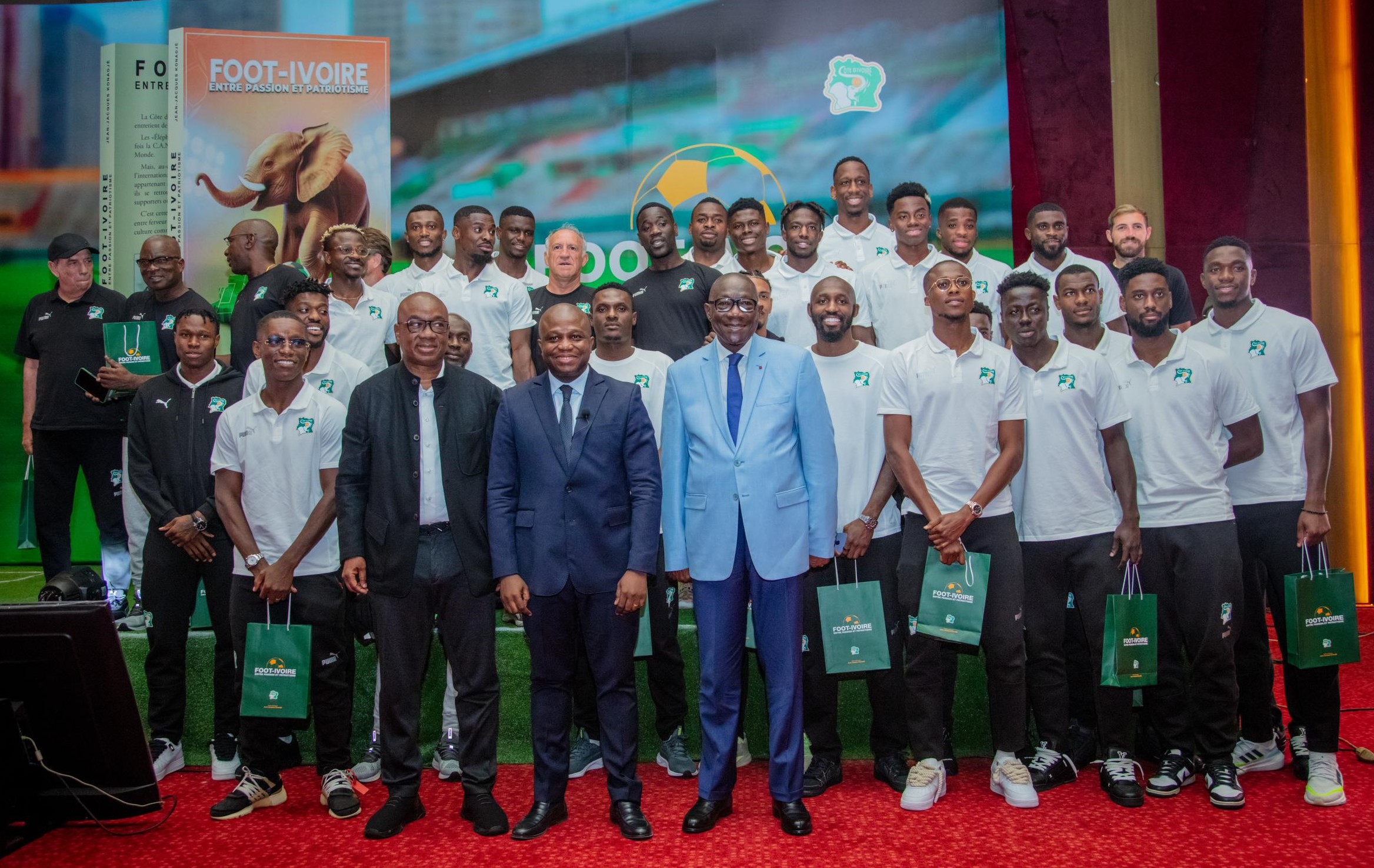 Dédicace / « Foot-Ivoire : entre passion et patriotisme » présenté aux professionnels et amoureux du ballon rond