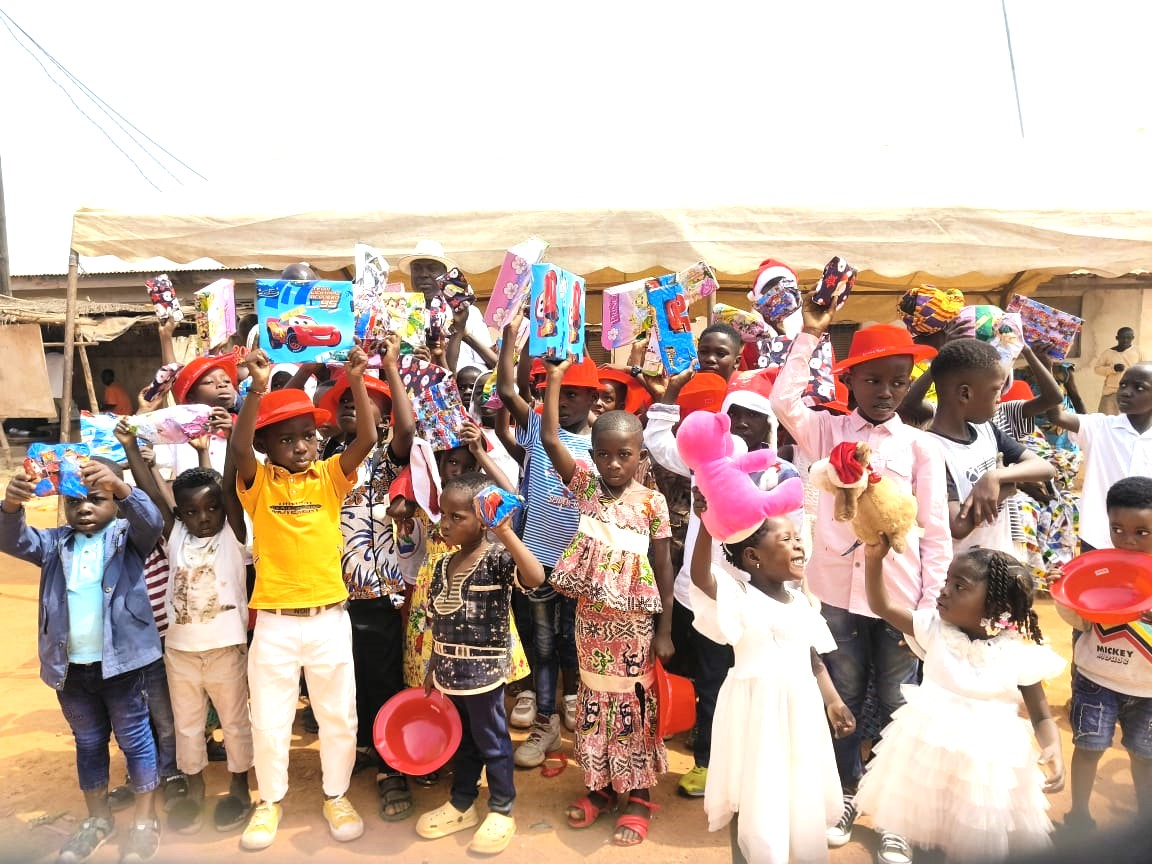 Arbe de Noël 2024 / Le Ministre Léon Kacou Adom gâte plus de 1500 enfants à Abengourou