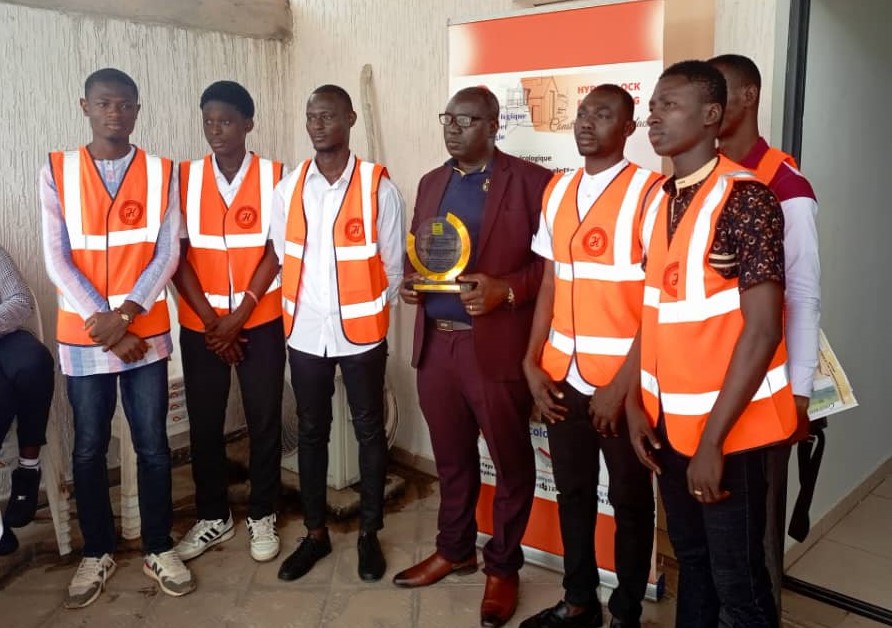 Lutte contre la vie chère / Me. Tra Dje Bi reçoit le prix Or des Consommateurs de Côte d'Ivoire