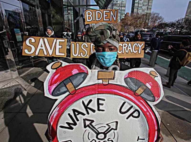 La démocratie américaine sous Biden / L’échec d’un géant aux pieds d’argile