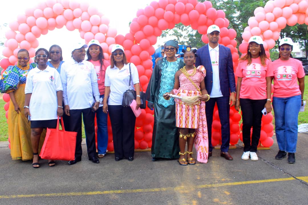 Octobre rose / L'Association des Femmes Médecins de Côte d'Ivoire et les femmes de la direction générale des impôts en phase