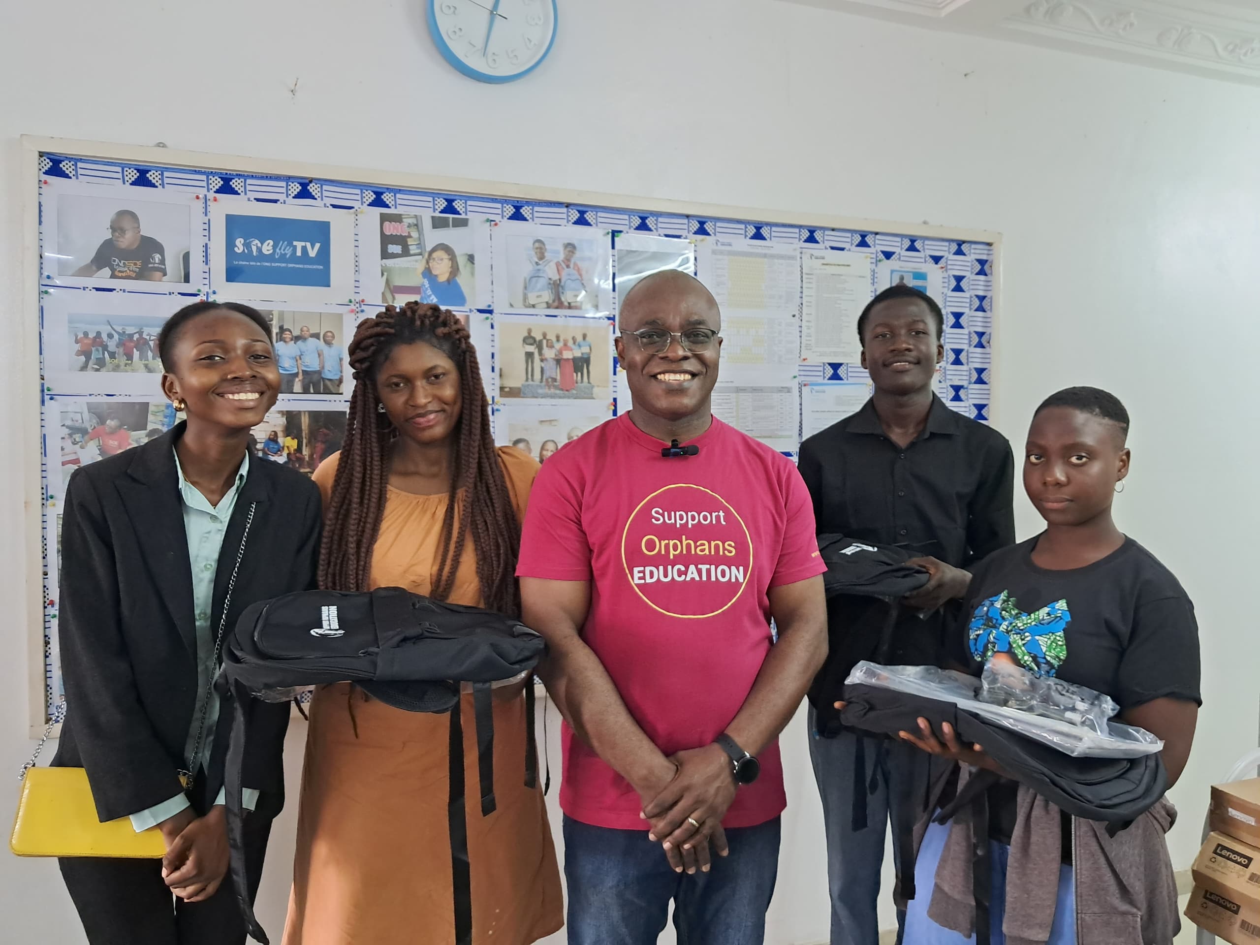 Scolarisation des orphelins / Les bacheliers 2024 de l’ONG SOE reçoivent leurs ordinateurs et leurs bourses