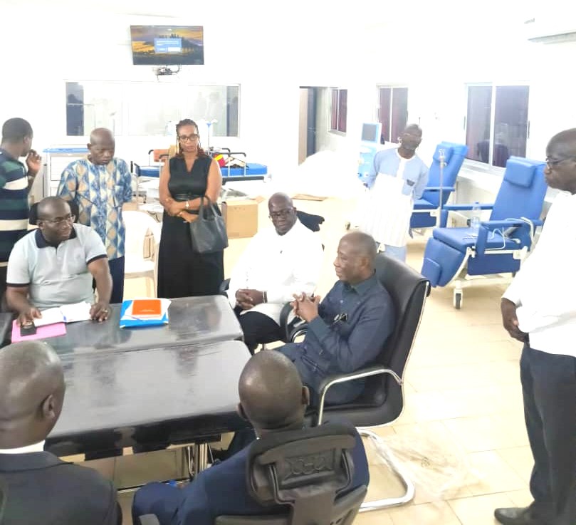 CHR d’Abengourou / Le ministre Léon Kacou Adom soulage les populations en cette fin d’année – Plusieurs matériels de santé livrés