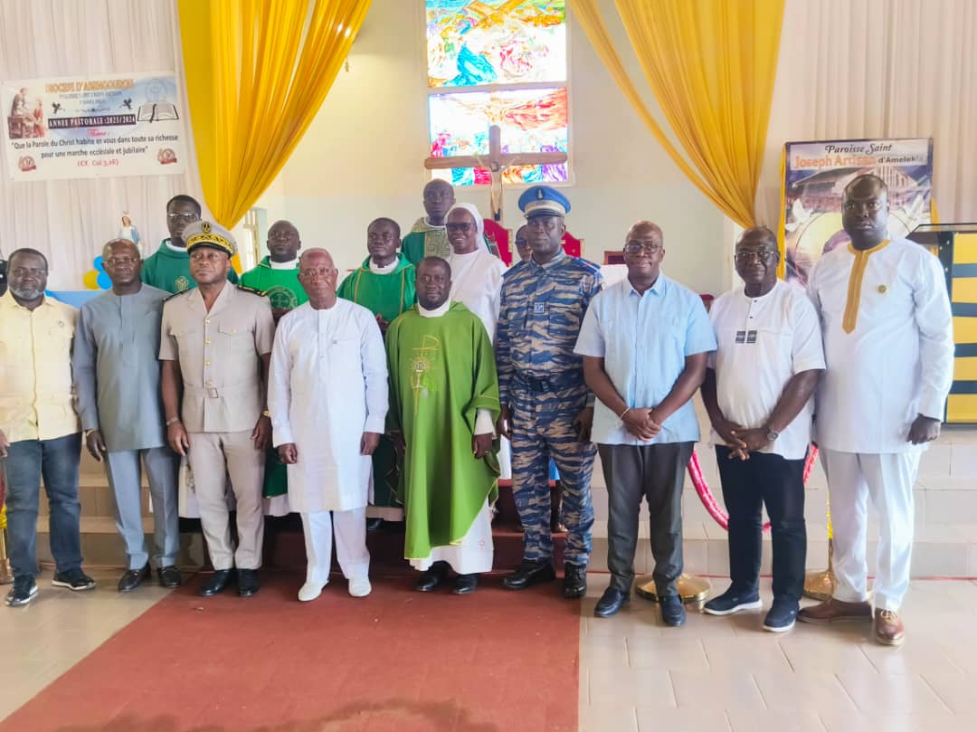 Proximité avec les populations / Le ministre Léon Kacou Adom fait un important don à l’Eglise Catholique et au village d'Amélékia