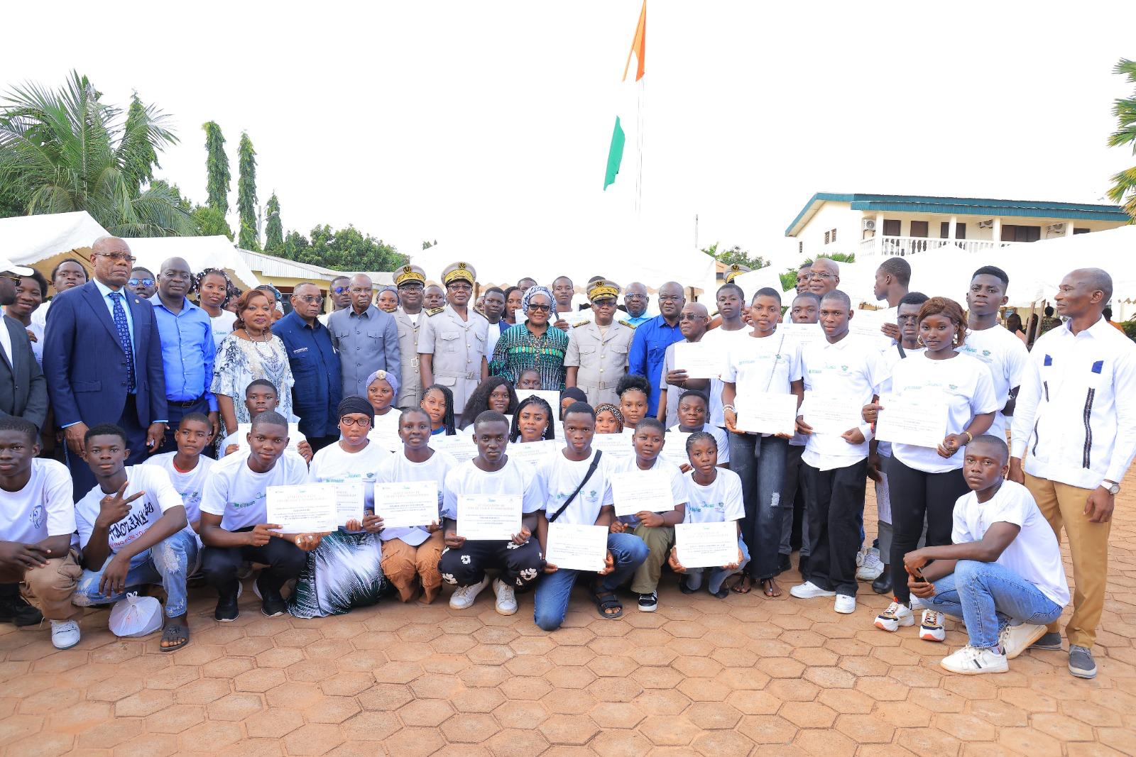 Emploi Jeune dans le Cavally / Anne Ouloto remet des chèques et certificats à 1155 bénéficiaires