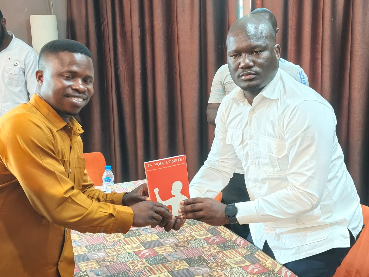 Littérature / Béranger Gbohou dédicace son essai ‘’Ta Voix Compte’’ à Abidjan