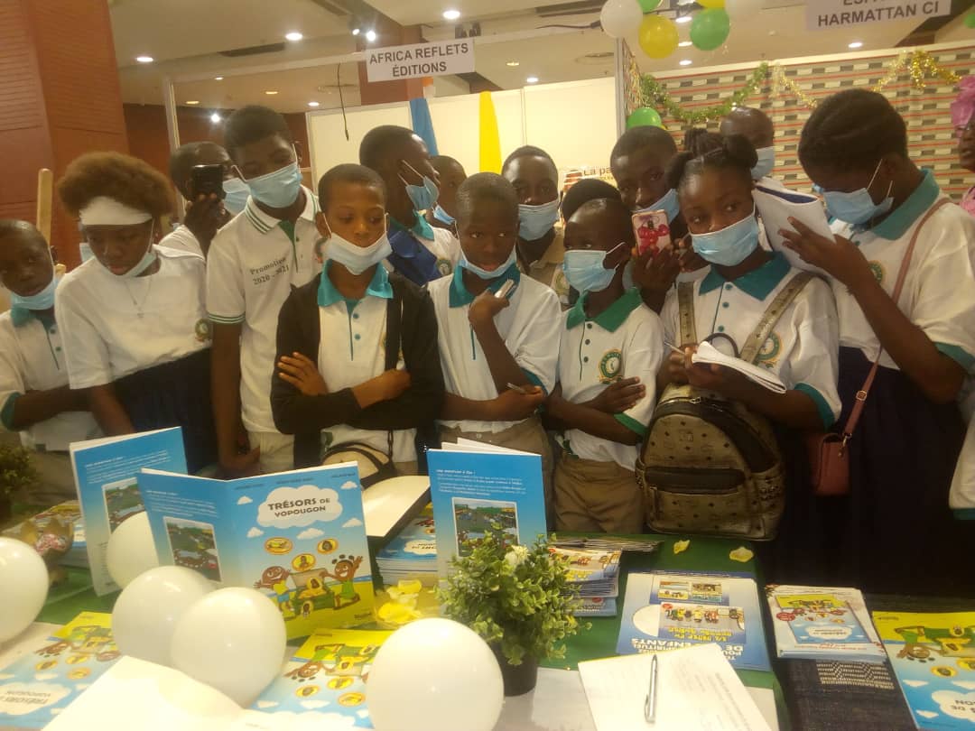 Salon du livre / Les parents invités à offrir des livres à leurs enfants