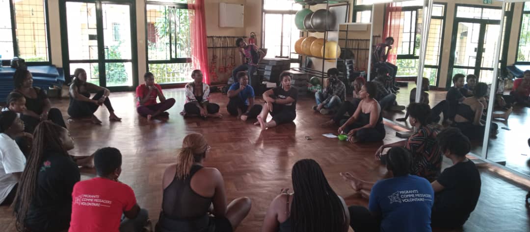 Atelier de danse et d’acceptation de soi / Huit migrantes de retour bientôt en spectacle