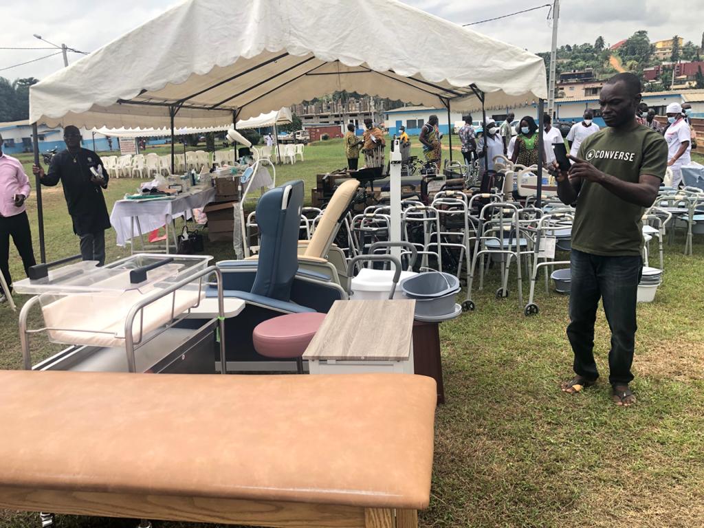 Hôpital de Bonoua / Murielle Ahouré soulage ses parents avec des dons